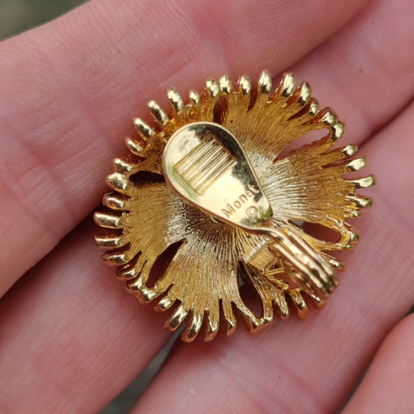 Vintage Monet brooch and earrings set - Picture 7 of 7